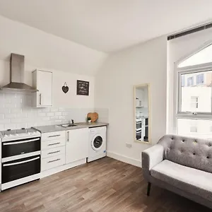 modern-central-studio-and-one-bed-flats-close-to-the-beach.bournemouth-hotels.org/